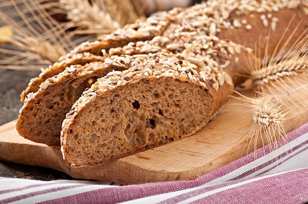 Fette di pane biologico pregiato decorate con cereali naturali