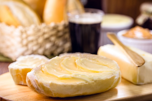 Fette di pane brasiliano salato, chiamato pane francese, servito caldo con caffè e molto burro. Pasticceria brasiliana