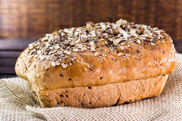 fette di pane casereccio vegano, a base di castagne, avena, litchi, cereali e lievito biologico, senza latte