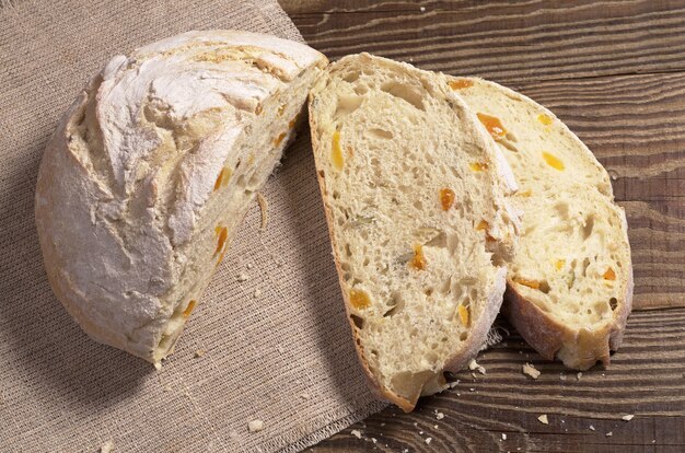 Fette di pane ciabatta sulla tavola di legno si chiuda