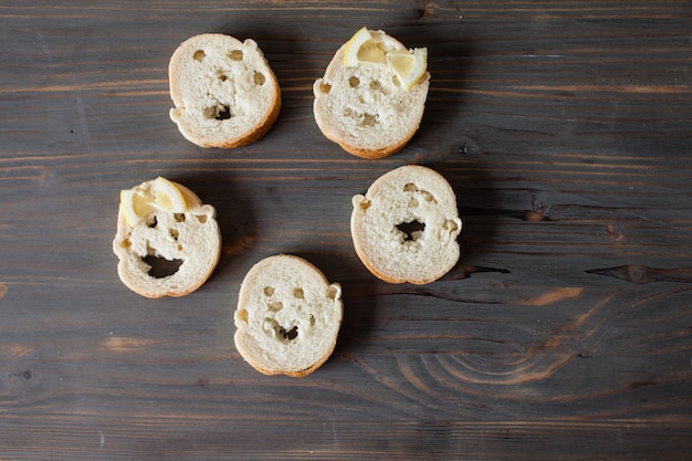 Fette di pane con diversa espressione facciale, famiglia felice