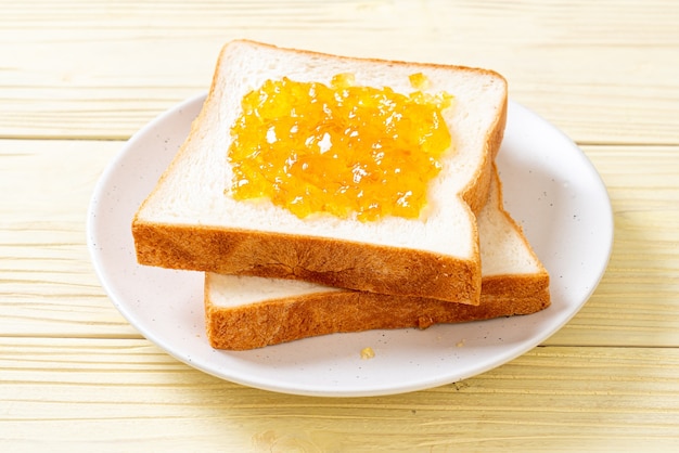 Fette di pane con marmellata di arance per colazione