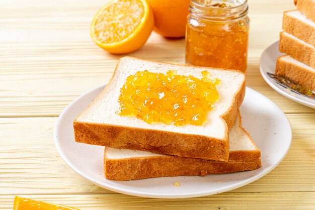 Fette di pane con marmellata di arance