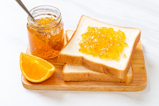 Fette di pane con marmellata di arance