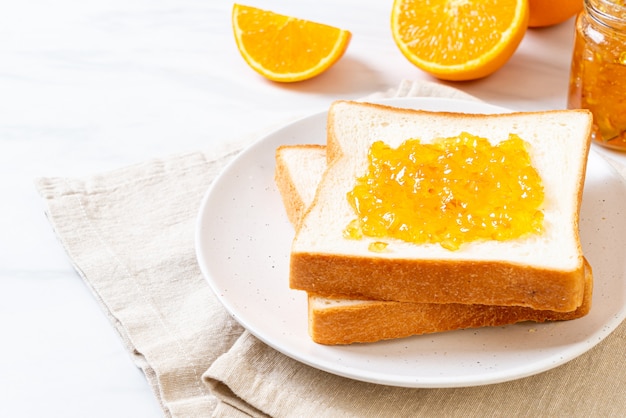 Fette di pane con marmellata di arance