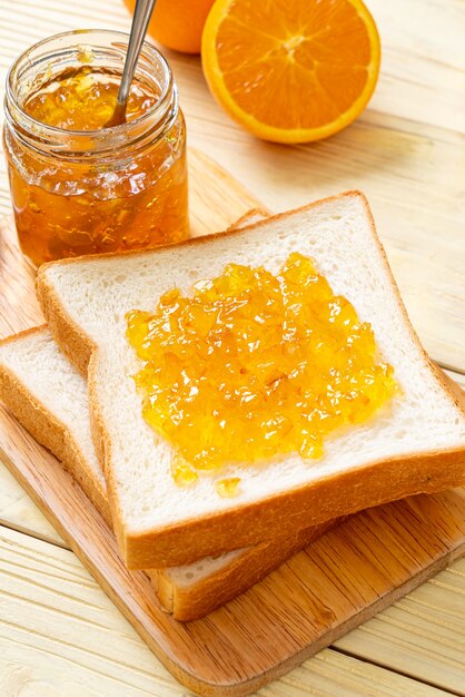 Fette di pane con marmellata di arance