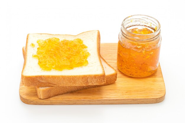 Fette di pane con marmellata di arance