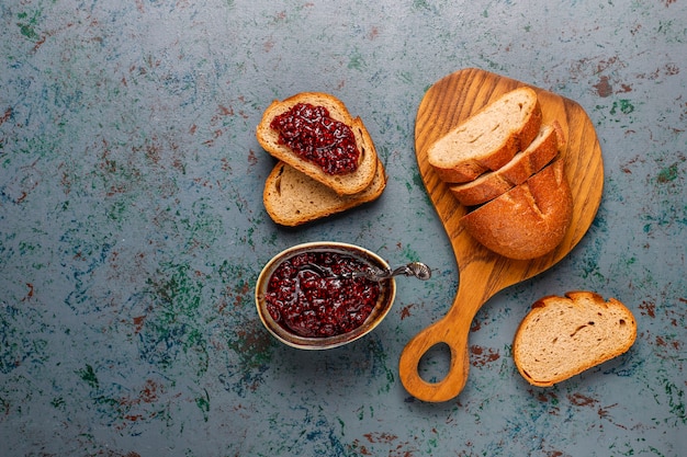 Fette di pane con marmellata di lamponi, spuntino sano facile, vista dall'alto