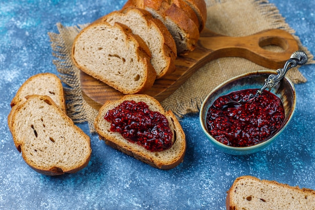 Fette di pane con marmellata di lamponi, spuntino sano facile, vista dall'alto