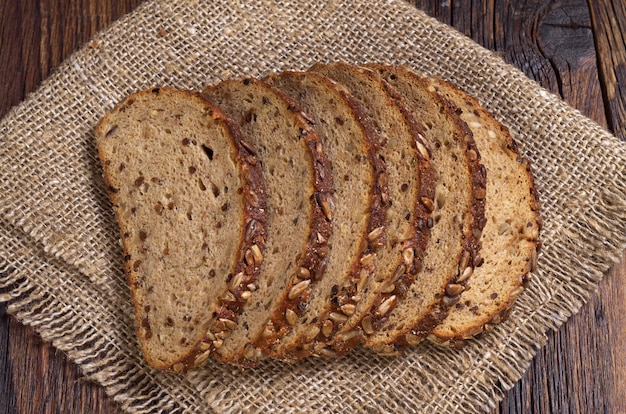 Fette di pane con semi di girasole, uvetta e noci