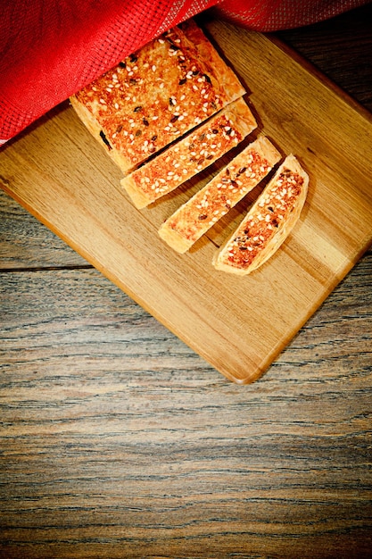 Fette Di Pane Con Semi Di Sesamo Su Una Tavola Di Legno