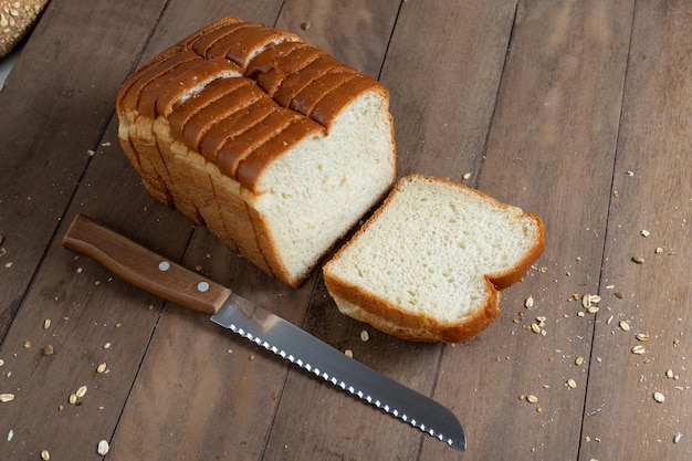 Fette di pane della pagnotta su una scrivania di legno