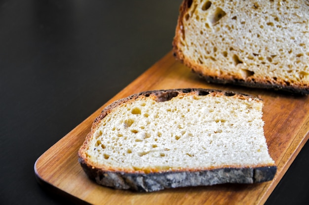 Fette di pane di campagna francese tradizionale su un tagliere di legno