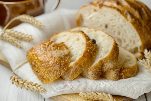 Fette di pane di frumento sul fuoco selettivo dell'asciugamano