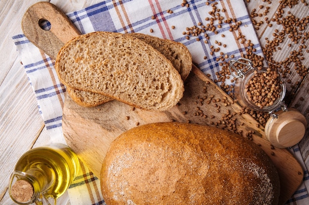 Fette di pane di grano saraceno sul tagliere di legno e sul tovagliolo