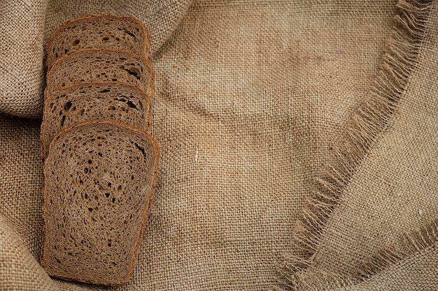 Fette di pane di segale giacciono su una tovaglia di lino