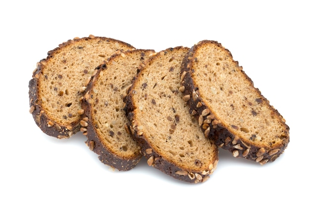 Fette di pane di segale isolati su sfondo bianco.