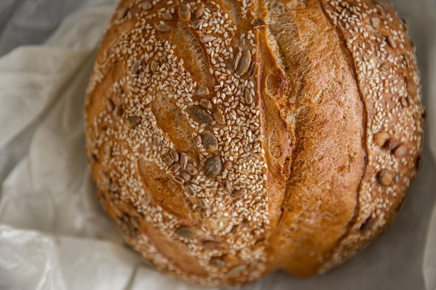 Fette di pane di segale sane sul piatto su sfondo di cemento