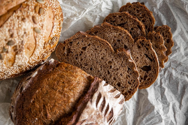 Fette di pane di segale sane sul piatto su sfondo di cemento