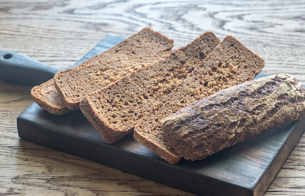 Fette di pane di segale sul bordo di legno