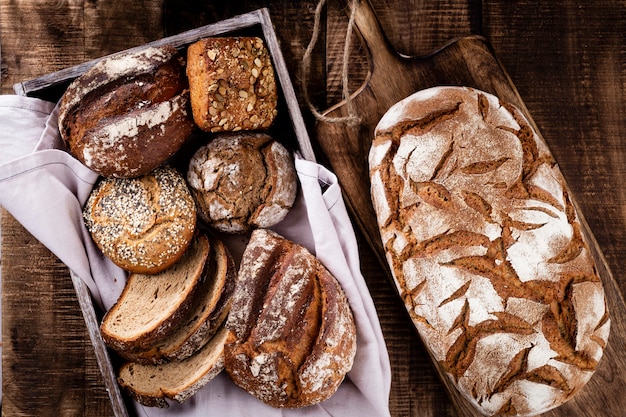 Fette di pane di segale sul tagliere, primo piano.