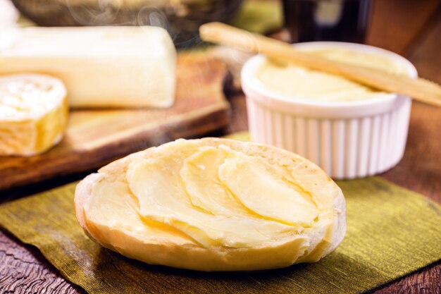 Fette di pane francese, pane brasiliano servito caldo, con tanto burro. Chiamato pane pelato, baguette o baguette brasiliana