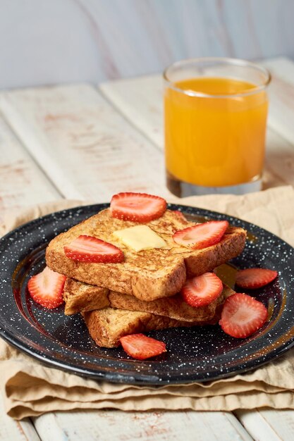 Fette di pane French Toast guarnite con fragole sulla scena mattutina