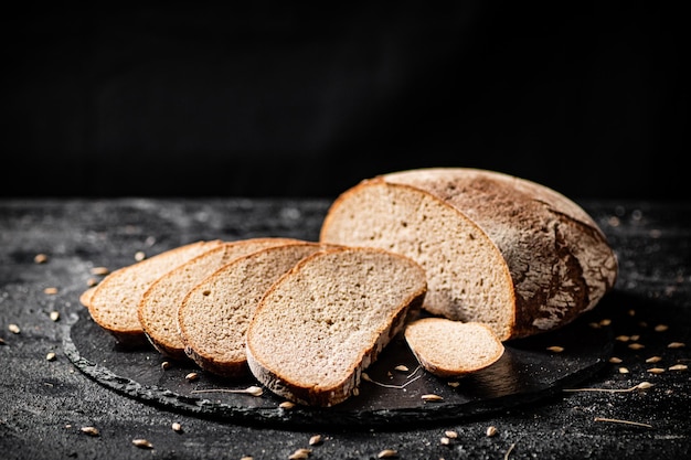 Fette di pane fresco su una tavola di pietra