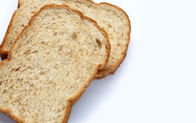 Fette di pane integrale su sfondo bianco.