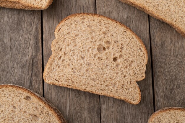 Fette di pane integrale su un tavolo di legno