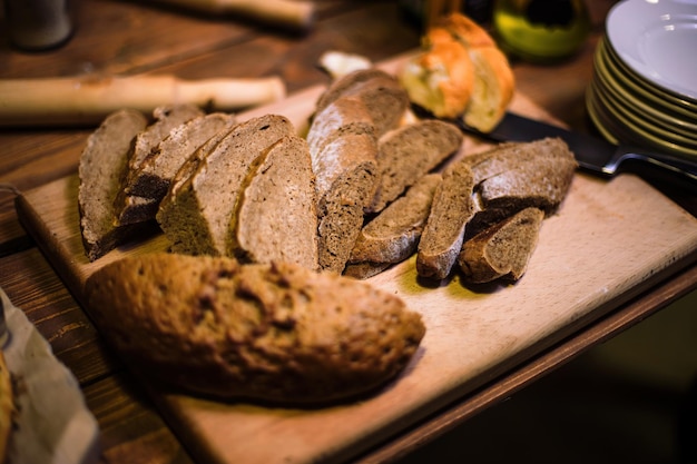 Fette di pane nero sulla vecchia tavola di legno Profondità di campo Vintage