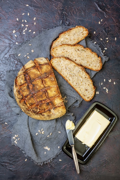 Fette di pane rustico con semi