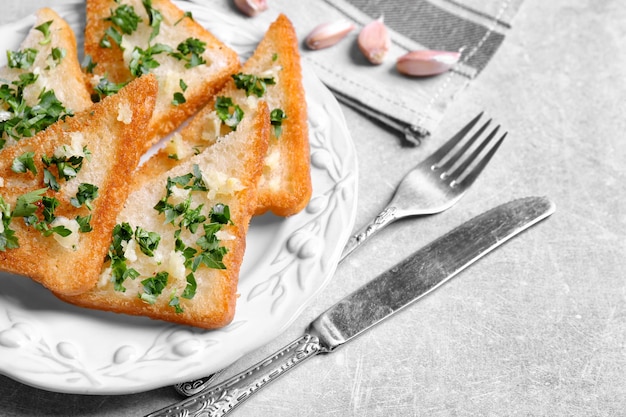 Fette di pane saporite con aglio ed erbe sul piatto