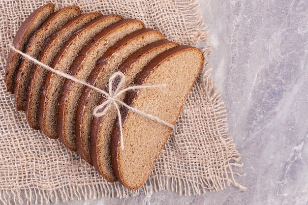 Fette di pane su tela, sul marmo.