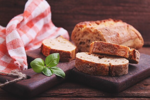 Fette di pane su una tavola di legno su uno sfondo scuro