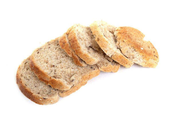 Fette di pane tostato bianco su sfondo bianco isolato