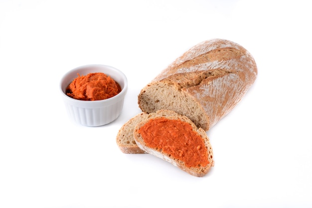 Fette di pane tostato con sobrasada. Cibo tipico di Maiorca in Spagna.