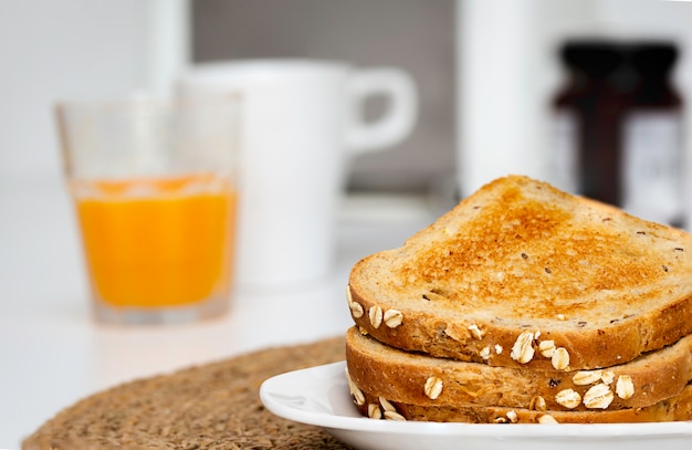 Fette di pane tostato per la colazione con sfondo sfocato