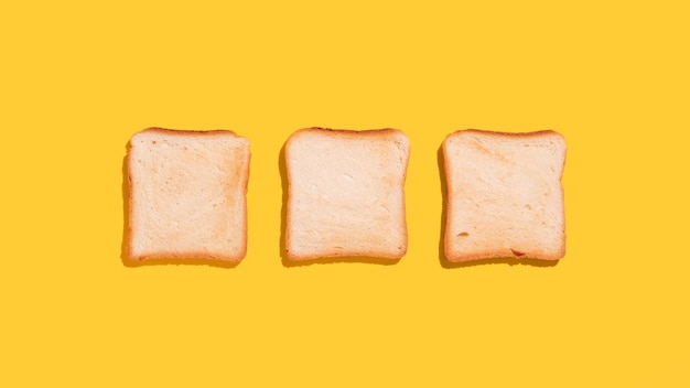 Fette di pane tostato su sfondo giallo