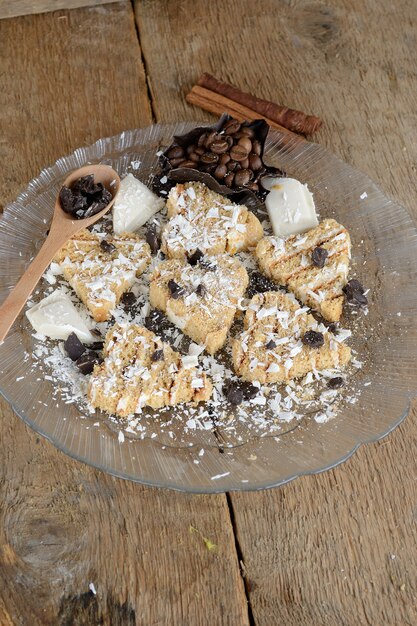 Fette di panini dolci a forma di cuore decorati con cioccolato bianco e nero