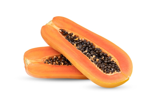 Fette di papaya dolce isolato su sfondo bianco