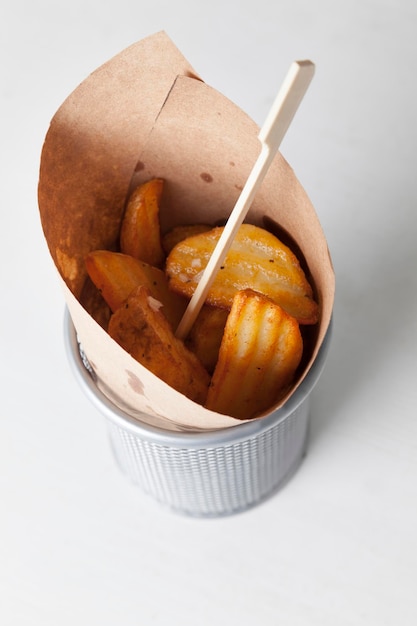 Fette di patate al forno fritte, fette di patate cotte velocemente che sono deliziose da mangiare con ketchup