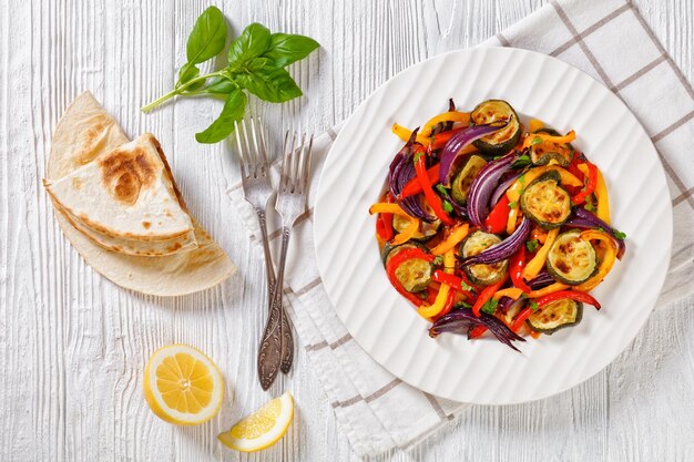 Fette di peperone arrosto con cipolla rossa e zucchine