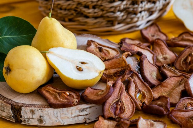 Fette di pere secche delizioso spuntino cibo sano primo piano su uno sfondo di legno