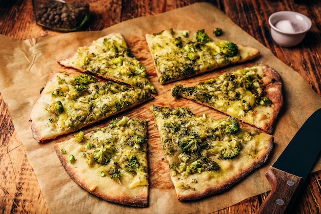 Fette di pizza con broccoli e formaggio