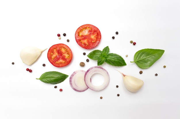 fette di pomodoro anelli di cipolla viola foglie di basilico fresco aglio e pimento