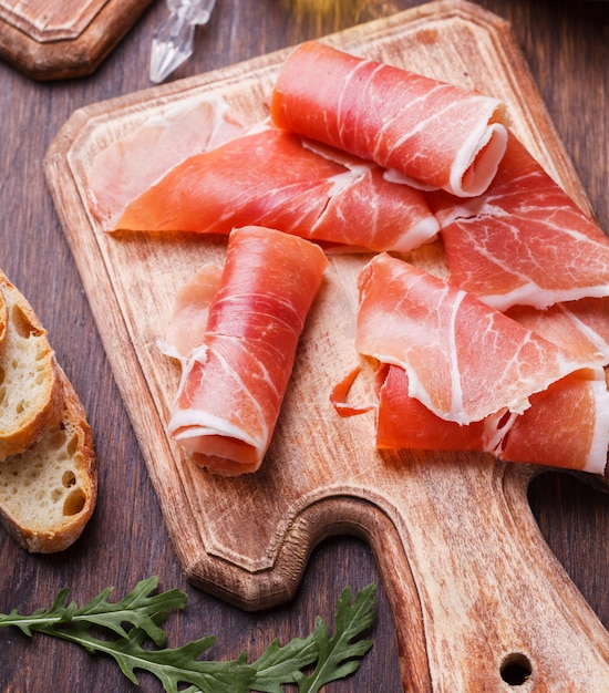 Fette di prosciutto arricciate