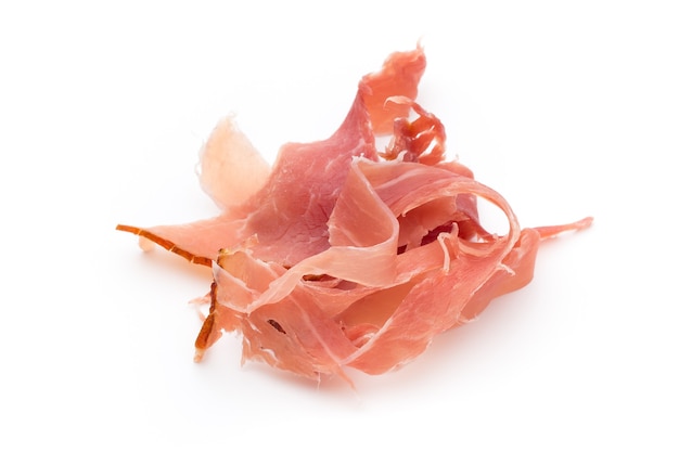 Fette di prosciutto su bianco.