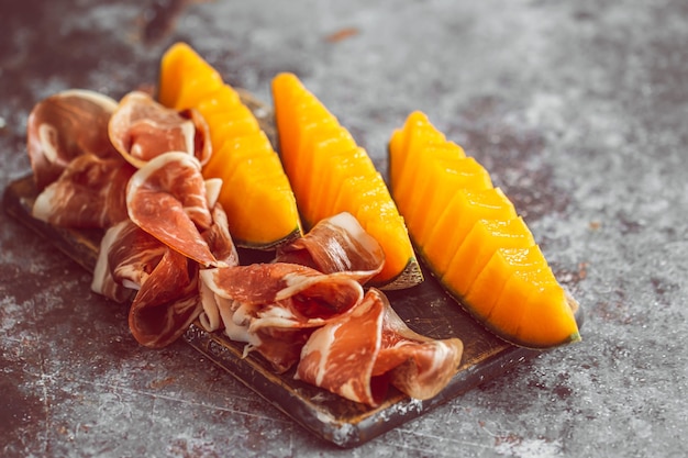 Fette di prosciutto tradizionale e melone