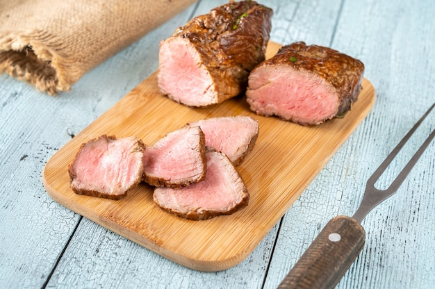 Fette di roast beef sulla tavola di legno